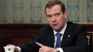 De Russische president Medvedev beperkt verkoop van bier